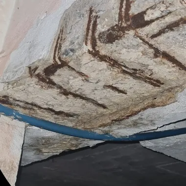 Laje com armadura corroída e concreto desplacado em vistoria