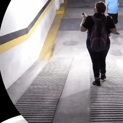 Engenheira da Hegran percorrendo a rampa de garagem durante vistoria